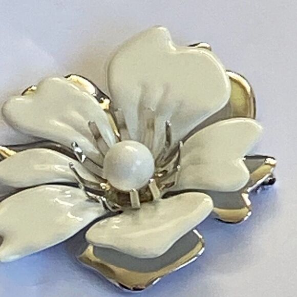 Sarah Coventry Vintage 1980s Enamel Flower Brooch White Silver Gala FancyGrandma - Picture 2 of 5